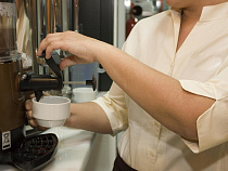 В популярном кафе в Светлом прокуратура нашла официантов с «серой» зарплатой