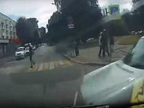 Появилось видео ДТП на Ленинском проспекте: «Крайслер» + «Мерседес»