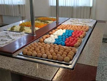 Военных Балтфлота накормили крашеными в цвета триколора яйцами   