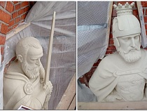 Названа дата открытия статуй монархов на Королевских воротах