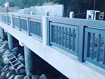 Перила нового променада в Светлогорске сравнили с ливневыми колодцами