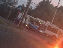 В Калининграде в ДТП попали троллейбус, автомобиль и лодка