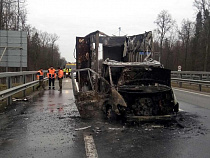 На Приморском кольце перед поворотом на аэропорт «Храброво» сгорел  грузовик 