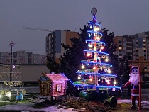 В Калининграде к Новому году поставили ёлку с манометром вместо звезды