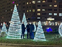 Въезд в микрорайон «Восток» в Калининграде украсили ёлками и шарами