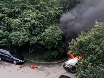 «На Горького два взрыва»: у детской поликлиники загорелась машина (видео)