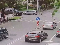 Автомобилист на улице Невского заставил мужчину падать кувырком на асфальт