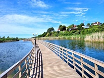 В Янтарном пожаловались на бегущий к туристам ручей с отходами