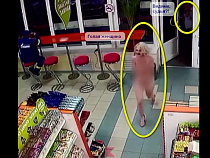 Mash: cудья снял голую женщину за покупкой шампанского (видео)