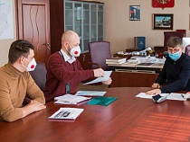 Главе Калининграда презентовали защищающий от коронавируса аппарат