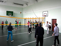  На открытии спортзала под Багратионовском учителя играли с учениками в волейбол