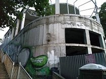 Недострой у центрального спуска к морю в Пионерском превратится в гостиницу