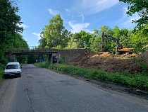 В Светлогорске начали сносить железнодорожный мост в Лесном