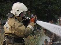 Пожарные вынесли из горящей базы 6 баллонов с газом и спасли УАЗ