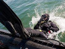 Трое жителей Светлого украли со спасательной станции гидрокостюм и лодку