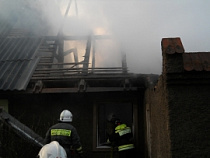 Под Калининградом во время пожара обрушилась крыша