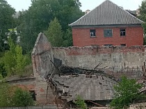В Калининграде рухнул старый дом на улице Дадаева (видео)