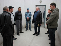В Черняховске общественники осмотрели следственный изолятор
