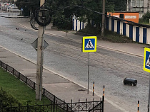 Подростки отрывали мусорки на Ленинском проспекте и бросали на проезжую часть