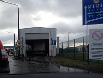 Таможенники задержали россиянина, спрятавшего марихуану в капюшоне куртки