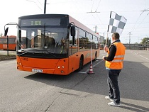 Водителю «Калининград-ГорТранса» вручили чек на 150 тыс. рублей 