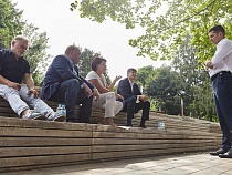 Алиханов и кандидаты опробовали новую обстановку для общения 