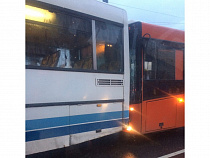 «Поцеловавший» сзади коллегу автобус спровоцировал пробку в Калининграде