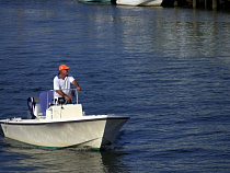 В Калининградском морском канале спасают пассажиров потерявшей ход лодки