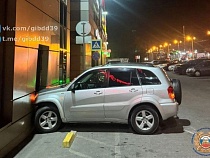 Женщина на «Тойоте» врезалась в ТЦ в Калининграде 