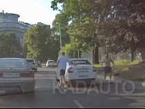 На улице Румянцева таксист из Uber подрался с другим автомобилистом