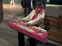 Мировые легенды сделали репост уличного музыканта из Калининграда
