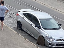 В Калининграде машина провалилась колесом в люк, о котором предупреждали