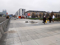 У Нижнего пруда для пешеходов открыли тротуар с огромной плиткой (видео)