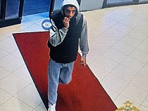 В Калининграде из-за 5 тысяч рублей разыскивают мужчину в сером капюшоне