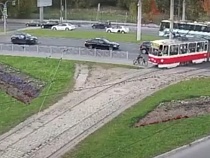 В Калининграде опубликовали видео с врезающимся в трамвай 8-летним мальчиком