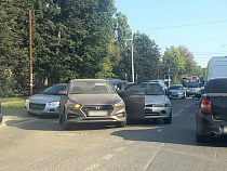 «Мицубиши» загнул дверь «Хёндэ» на Аллее Смелых