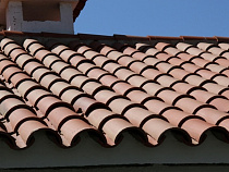 Суд взыскал с ООО «УК Управдом» 100 тысяч рублей за протекающую крышу дома