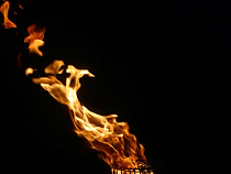 В Калининграде горевший автомобиль повредил фасад спортмагазина