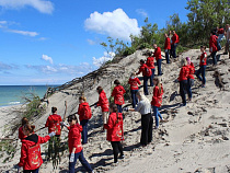 Волонтеры из 9 стран выстроились в слово «Куршская коса» (видео)