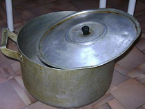 В школьной столовой обнаружили искорёженную алюминиевую посуду