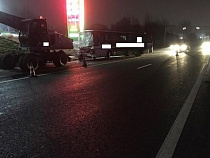 В Калининграде автобус врезался в экскаватор 