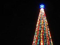 Главную елку Калининграда увенчает "Полярная звезда"