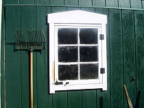 Мужчина угрожал убить соседа вилами из-за его собак