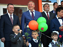 Евгений Зиничев открыл корпус начальной школы на острове (фото)