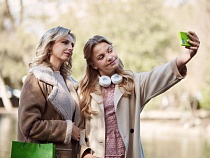 Смартфоны с ИИ догоняют фоторедакторы по росту популярности