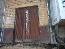 В Калининграде жилой дом отрывают от земли