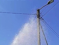 В Калининграде пугающий поток добил до уличного фонаря