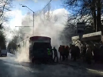 В Калининграде на ходу загорелся автобус с пассажирами