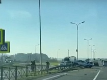 В районе Гвардейска «БМВ» с оторванными колёсами вылетел на ограждение   