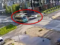 Автобус протаранил в лоб легковушку, обгоняя троллейбус (видео)